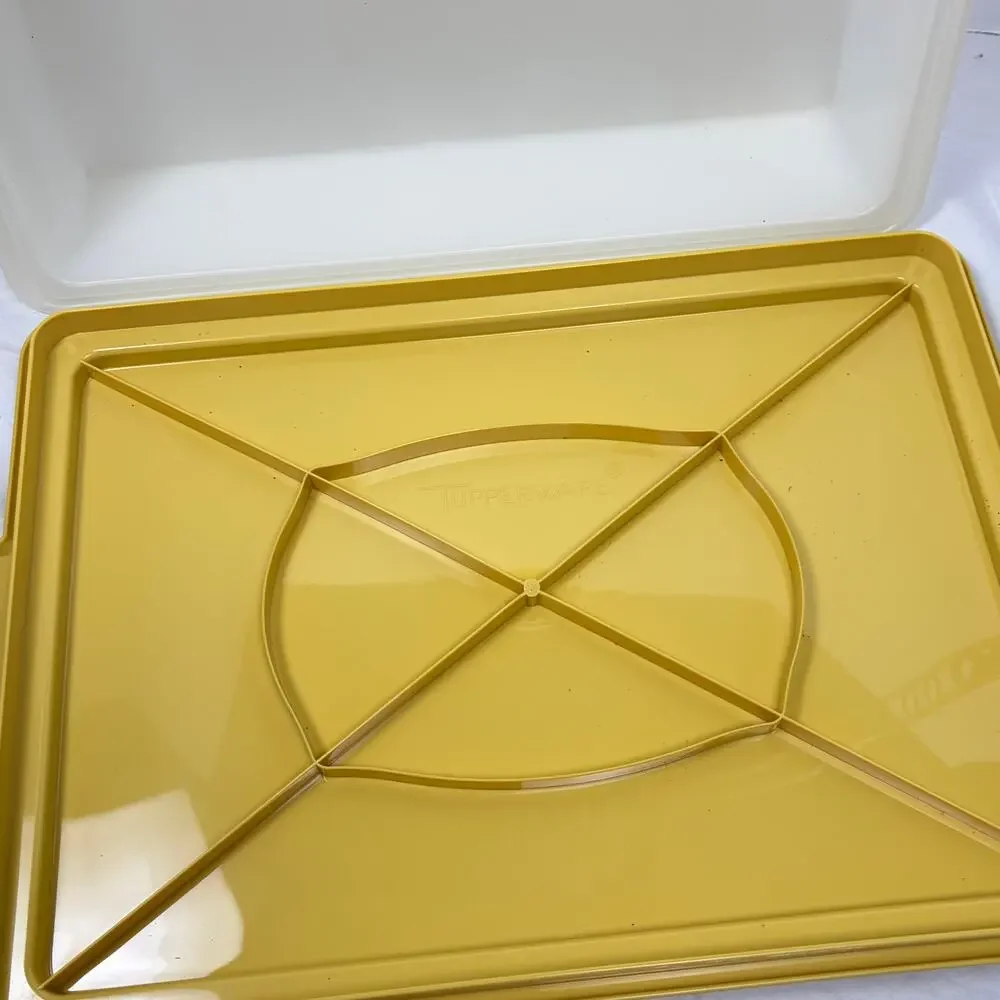 VTG Tupperware harvest gold rectangle cake carrier with handle. 622, 623, 624